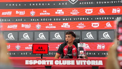 Versátil e bom na recomposição: novo atacante é apresentado no Vitória