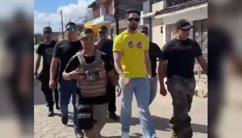 Vídeo: Rico vota cercado por seguranças e revela mudança de país