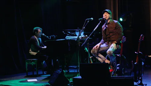 Zeca Baleiro volta a Salvador com o show Piano & Voz