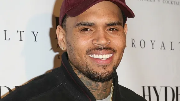 Chris Brown tem pena suspensa em novo caso de agressão