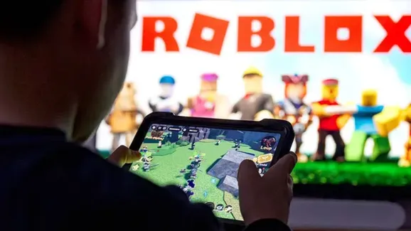 Governo quer proibir Roblox e TikTok para menores de 16 anos
