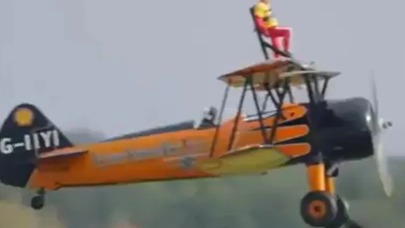 Idosa de 99 anos entra para o Guinness após acrobacia em asa de avião