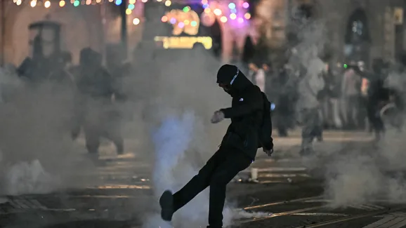 Quase meio milhão de pessoas protestam na França, estima sindicato