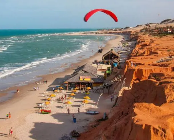Paraíso do Nordeste vira queridinho dos turistas com praias vermelhas