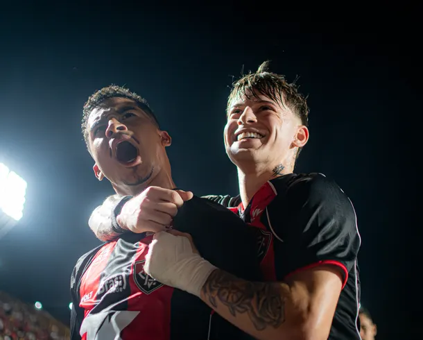 Renê marca, Vitória vence o Grêmio e respira no Brasileirão