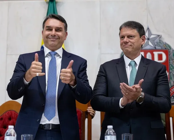 Tarcísio de Freitas e Flávio Bolsonaro postam fake para criticar ato pró-Lula