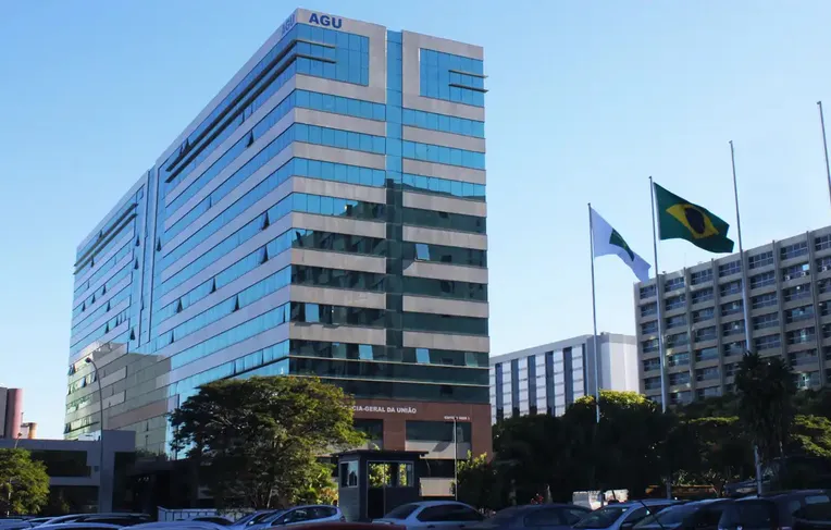 AGU manda YouTube remover vídeos com médicos criados por IA