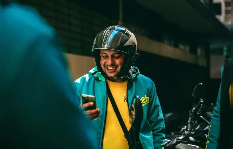 App de entregas oferece curso gratuito para motoboys virarem blogueiro