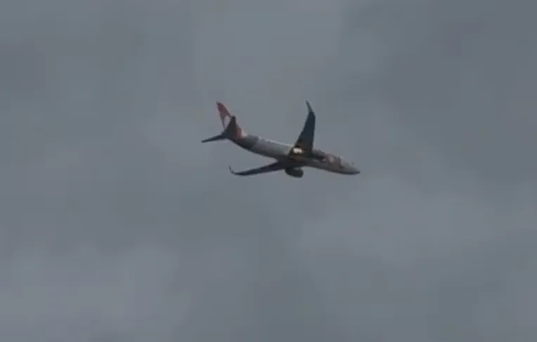 Avião bate em pássaro e motor pega fogo durante voo em cidade movimentada