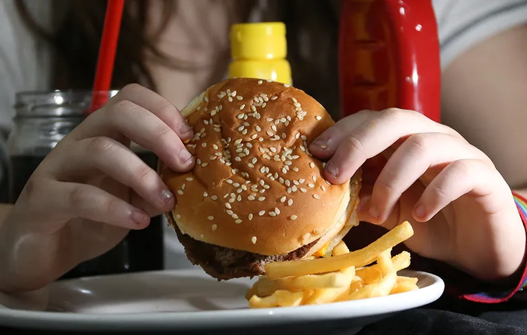 Empresa terá que pagar R$ 4 mil por dar lanches de fast food a funcionários