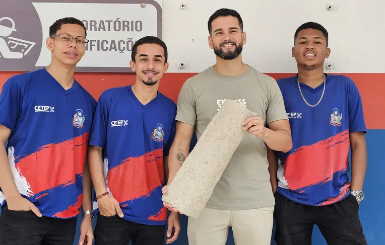 Estudantes de Serrinha criam telha sustentável com material reciclado