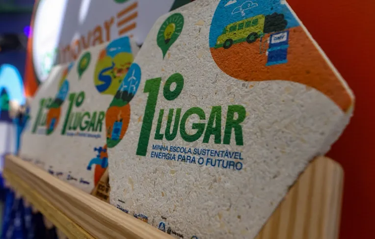 Estudantes que venceram EcoInovar 2025 produzem troféu da nova edição