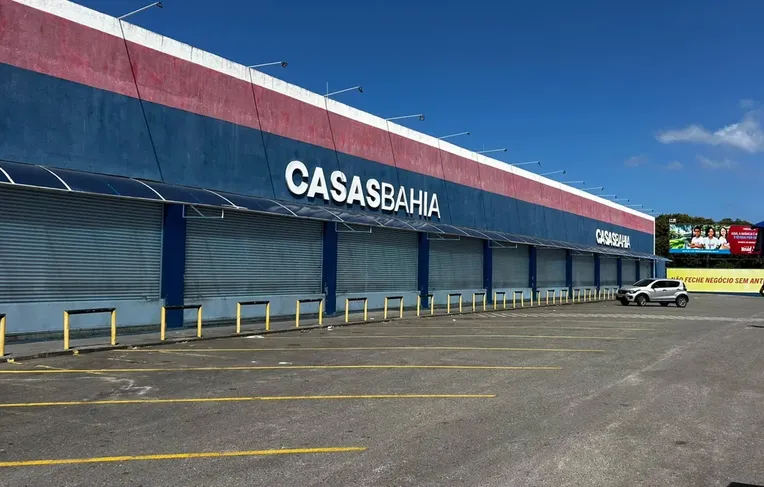 Ex-funcionários da Casas Bahia queimam uniformes em protesto após demitido