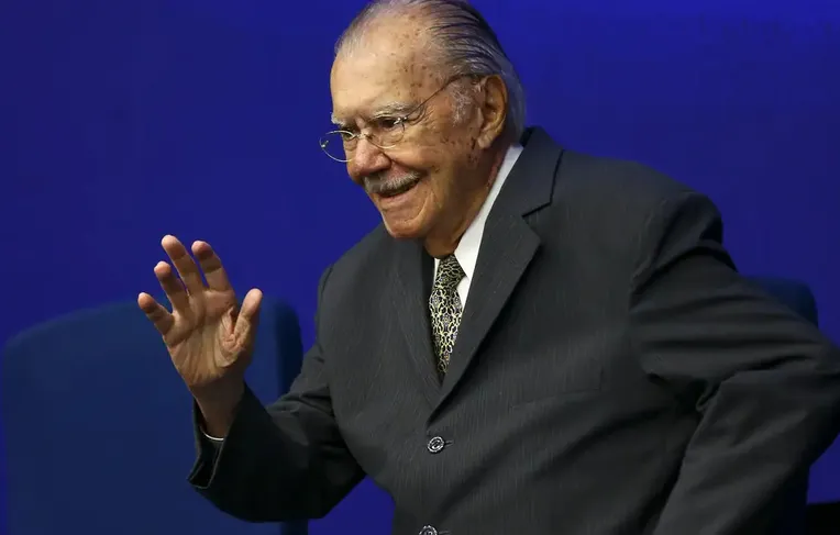 Ex-presidente José Sarney recebe alta após nove dias de internação