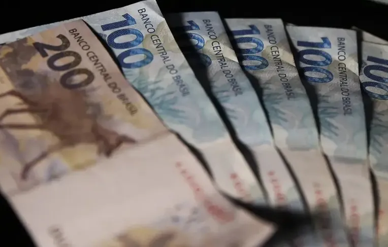 Famílias com renda de até R$ 3.242 receberão auxílio extra do Governo