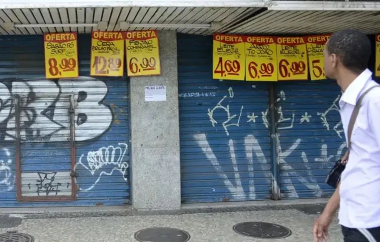 Fechamento de supermercados aos domingos será definido nesta semana