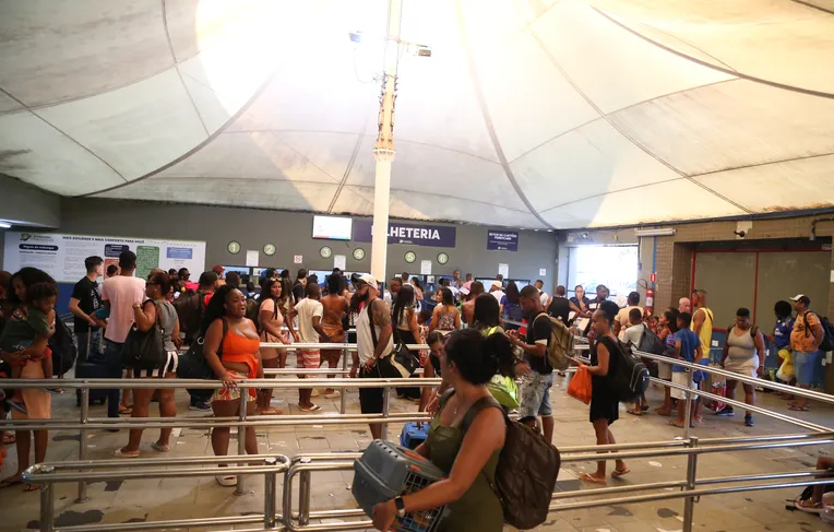 Feriadão começa com espera de 4 horas no ferry e previsão de 588 mil veículos nas estradas