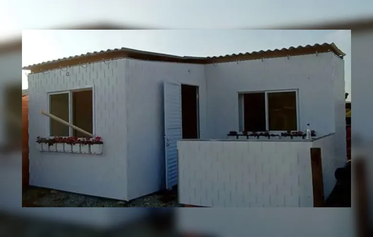 Mãe de nove filhos recebe casa construída em 15 horas com plástico reciclado