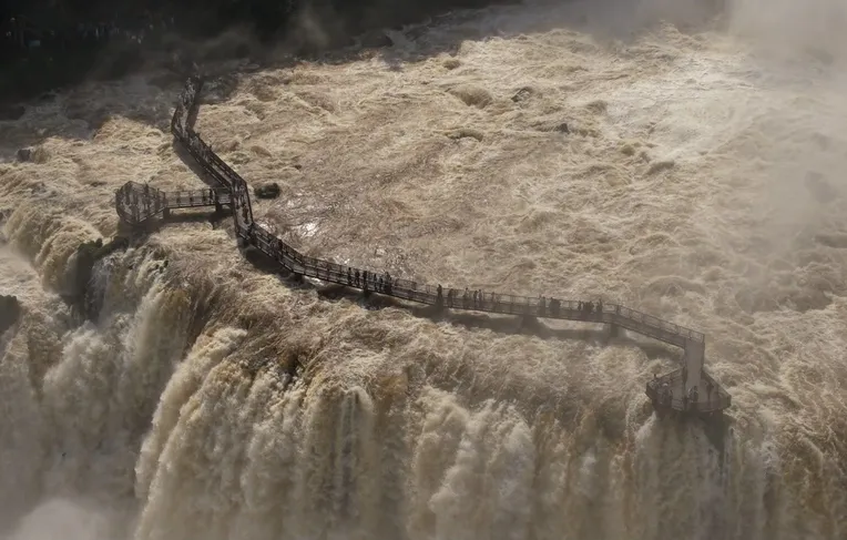 Passarela das Cataratas do Iguaçu é interditada após aumento da vazão