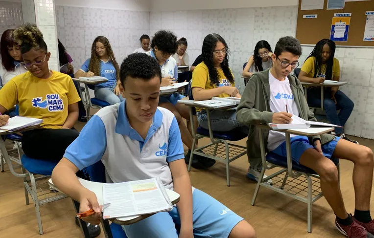 Projeto prepara estudantes para reta final do Enem em Salvador