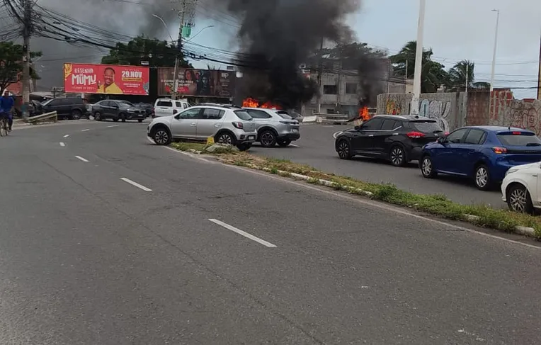 Protesto na Boca do Rio tem ônibus apedrejado e pista interditada; veja vídeo