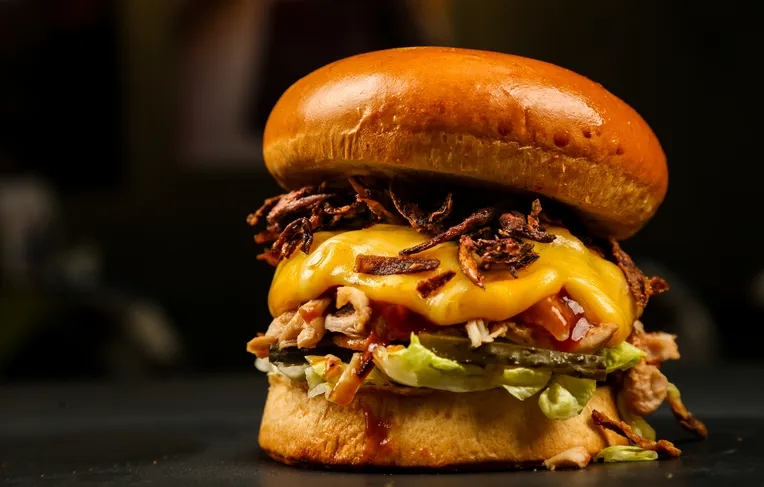 Rede americana de hamburguerias anuncia 40 restaurantes no Brasil; veja quando estreia