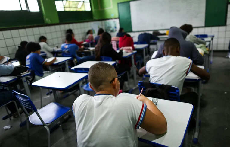 Rede estadual da Bahia convoca estudantes para atualizar cadastro escolar