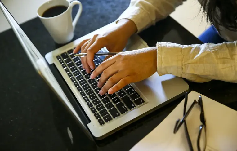 Sobrecarga de trabalho cresce e atinge 63% dos brasileiros