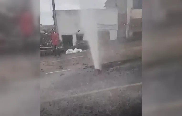 Vazamento de água na Ladeira do Retiro prejudica moradores