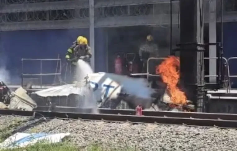 VÍDEO: Avião cai perto de estação de metrô e deixa piloto morto