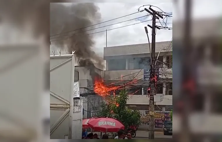Vídeo: Poste pega fogo e prejudica trânsito no Cabula