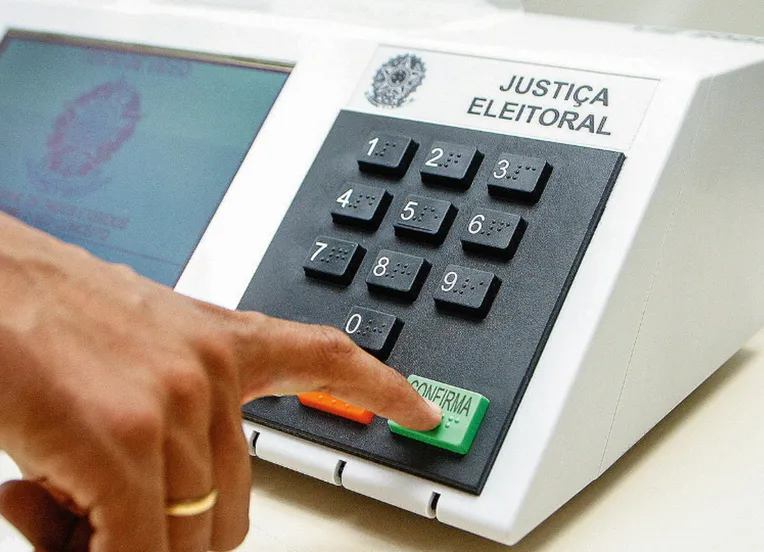 1 milhão de brasileiros justificam ausência na primeira hora de votação
