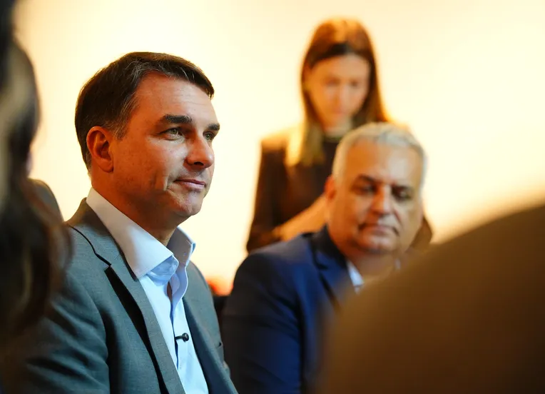 Empresário investigado por corrupção doou R$ 1,1 milhão à campanha de Flávio Bolsonaro