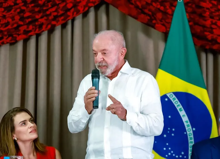 Lula cobra revisão de erros e faz promessa para segundo turno