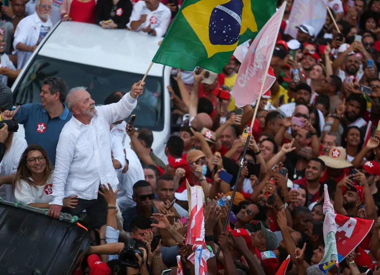 Margem de votos abre espaço para virada de Lula contra Flávio Bolsonaro