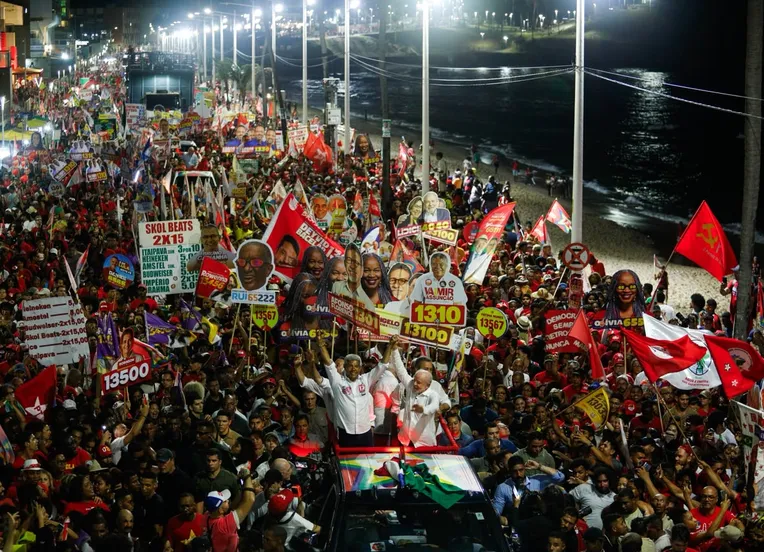 Ondina fica tomada de vermelho antes de carreata com Lula em Salvador