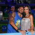 Iria ficar de fora? Acompanhado, Neymar marca presença no Carnaval imagem