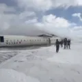 Avião capota durante o pouso e deixa pelo menos 8 feridos imagem