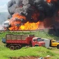 Caminhão-tanque explode e motorista pula de viaduto; assista vídeo imagem