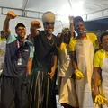 Carlinhos Brown faz surpresa e visita setor de reciclagem após show no Carnaval imagem
