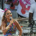Com agenda intensa, Ivete revela problema de saúde: "Tô daquele jeito" imagem