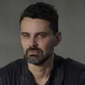Ator da Globo é detonado por visual inusitado e rebate: “Vai à merda” imagem