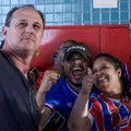 Elenco do Bahia recebe apoio da torcida em embarque para Montevidéu imagem