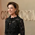 Fernanda Torres aposta em look marcante para o Oscar 2025 imagem