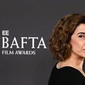 Fernanda Torres recebe beijo de Pamela Anderson no BAFTA; vídeo imagem