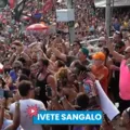 Ivete Sangalo 'pausa' desfile para folião pedir namorada em casamento imagem