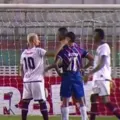 Jogador do Jacuipense leva vermelho após 'peteleco' em atleta do Bahia imagem
