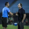 Rogério Ceni critica gramado e defende jogadores: "Não faltou brio" imagem