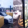 Após ultrapassagem, carro é prensado em muro de pedágio na Bahia; assista imagem