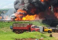 Caminhão-tanque explode e motorista pula de viaduto; assista vídeo